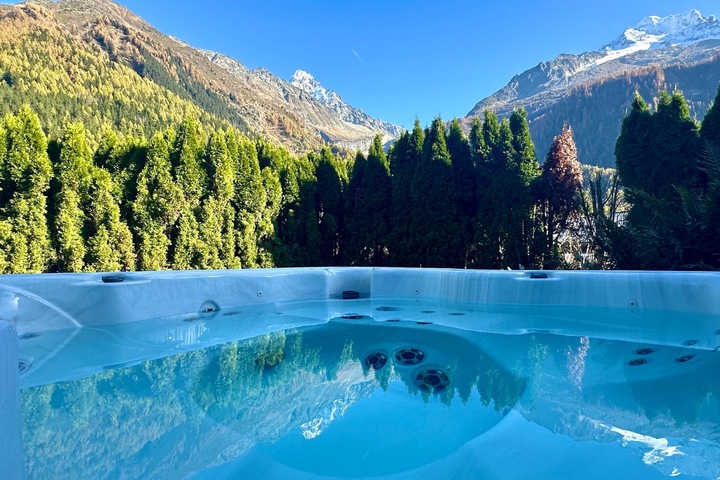 Jacuzzi with a view - Marmotte Mountain Manor